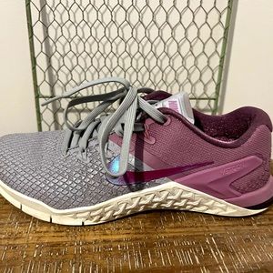 Women’s Nike Metcon 4XD Grey True Berry Size 6.5